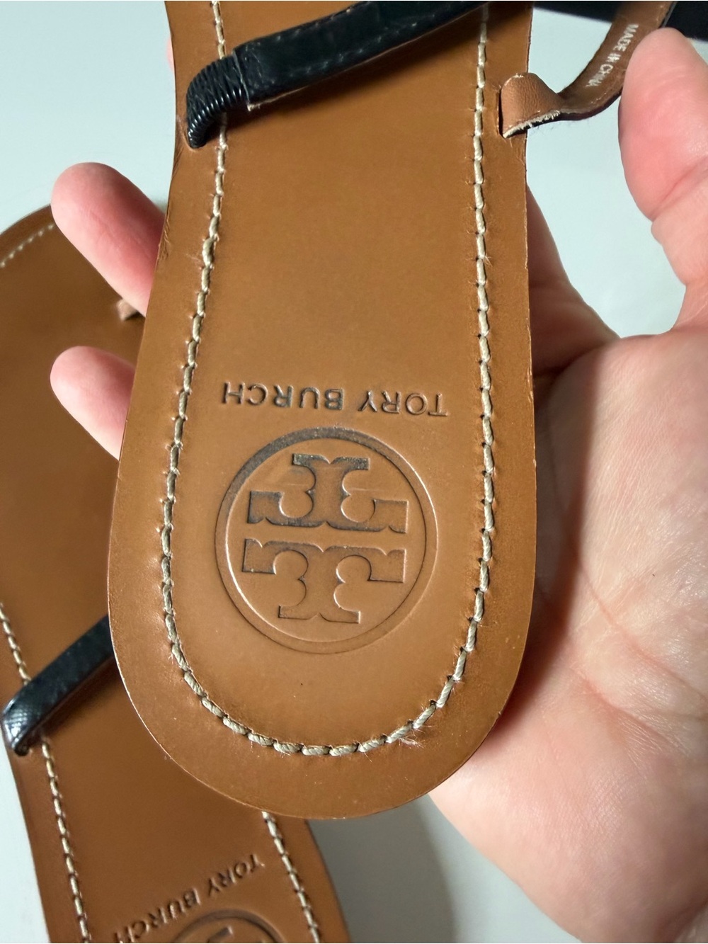 Tory Burch Black Patent Leather Gold Logo T-Strap Sandals Size 9.5 - Picture 5 of 9